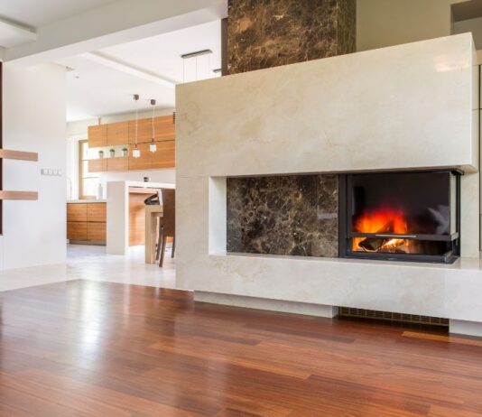 Wybór materiału na obudowę kominka: co warto wiedzieć?